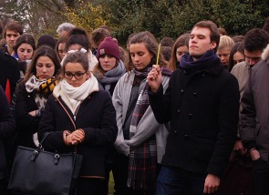 One student raises his pen in solidarity with the murdered journalists